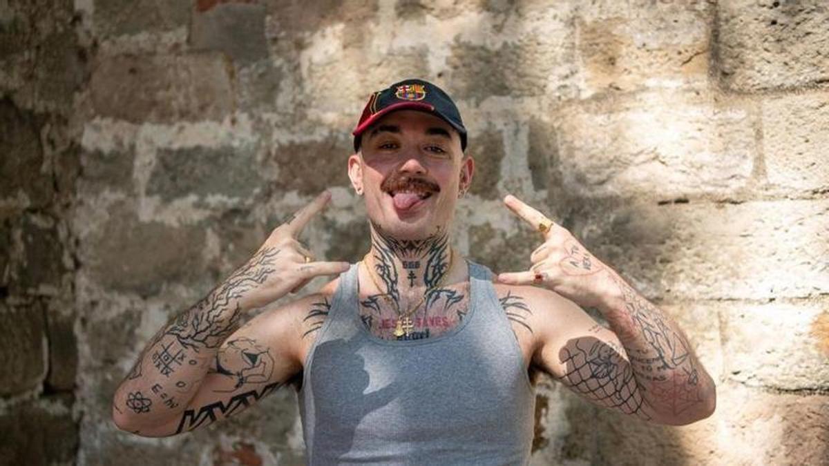 Carlos Ramírez, conegut a les xarxes com La Calva Tatuada, publica ‘BarcelonAventura’, un llibre on critica, amb un estil directe i humor, els efectes de la turistificació.