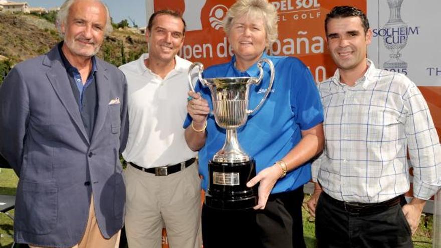 En la foto, junto a la ganadora, Laura Davies, el consejero delegado de ACOSOL, José Bernal, el alcalde de Benahavís, Antonio Mena, y el presidente del club Flamingos, Ricardo Arranz.