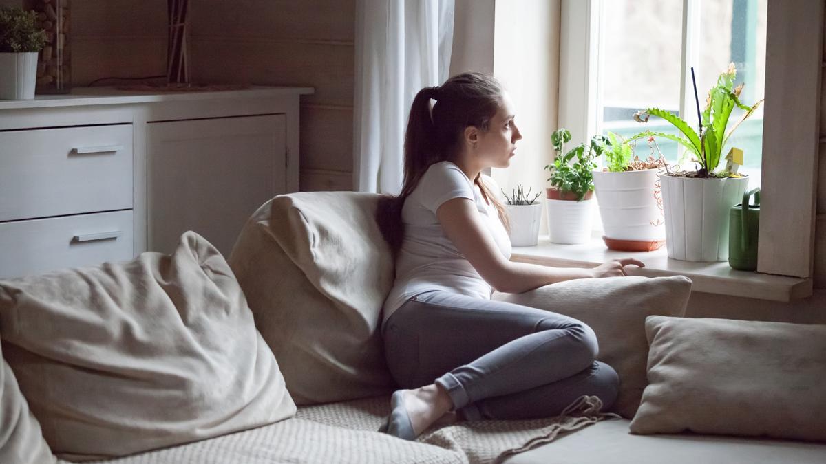 Una mujer, en calma, en su casa