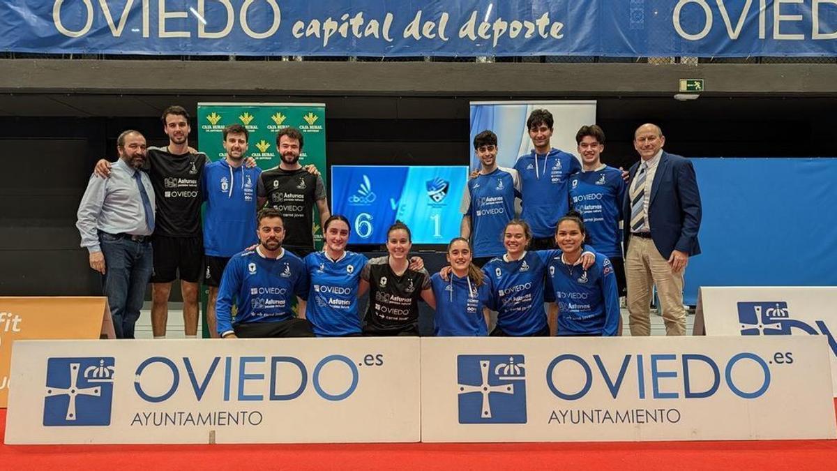El equipo de División de Honor del Bádminton Oviedo durante la pasada temporada.