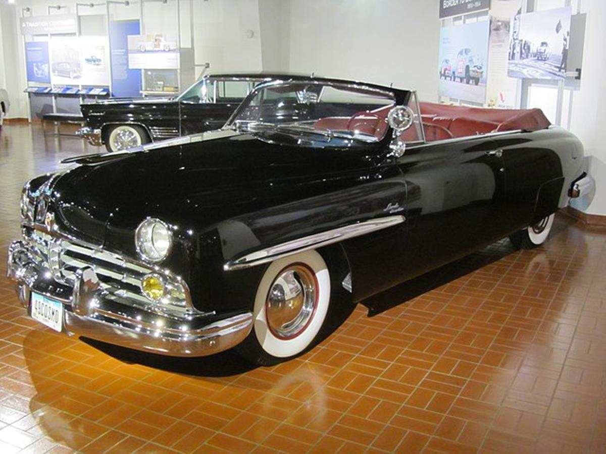Lincoln Cosmopolitan Convertible de 1949, modelo expuesto en el museo Gilmore de Michigan.