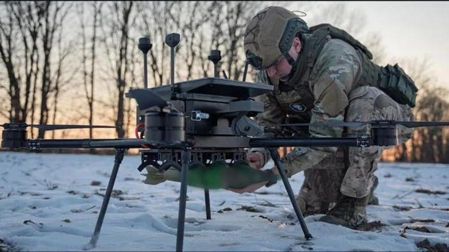 2.350 euros al mes por pilotar drones: las brigadas ucranianas de guerra robótica se lanzan a la caza de talentos