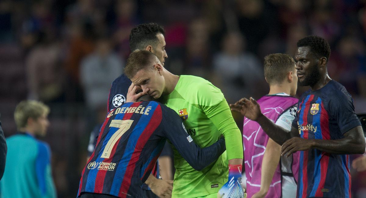 Ter Stegen consuela a Dembelé al finalizar el partido.