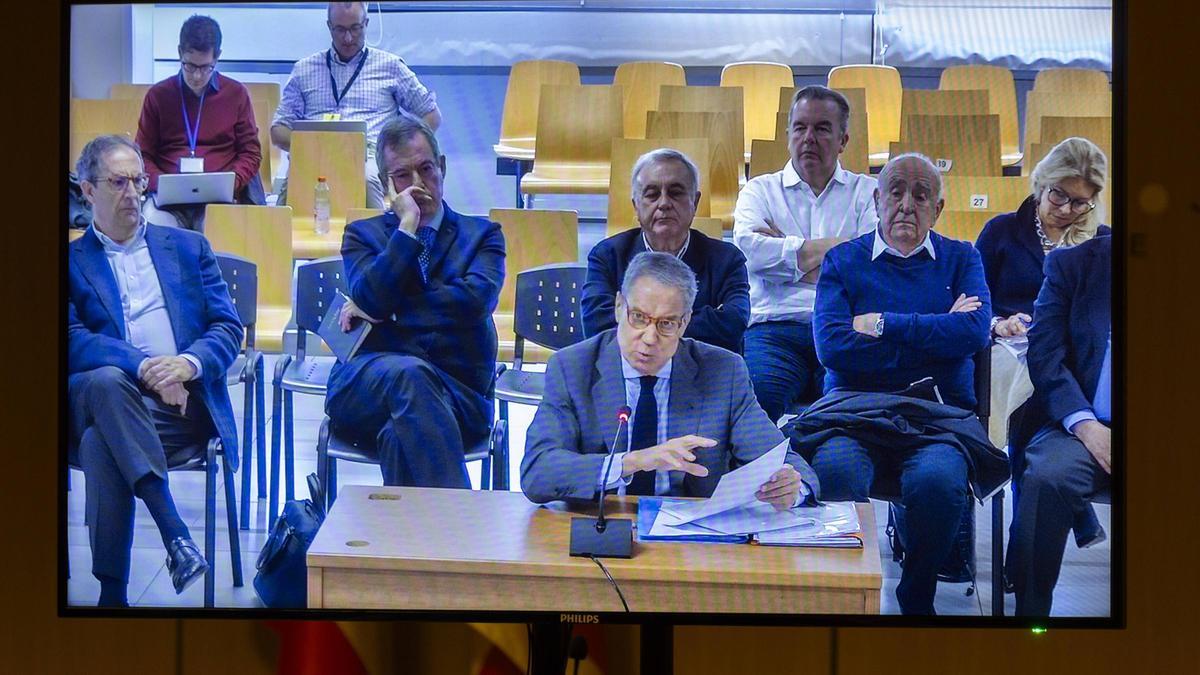Zaplana durante su declaración en el juicio del caso Erial. Detrás lo escuchan de izquierda a derecha: Juan Francisco García, Francisco Grau, Joaquín Barceló &quot;Pachano&quot; y Francisco Pérez &quot;el Gasofa&quot;, entre otros.