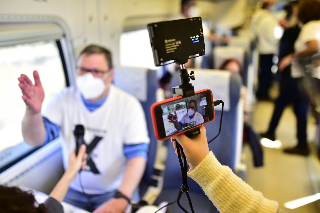 Los vecinos de las vías, celebran su primer viaje en el nuevo tren soterrado