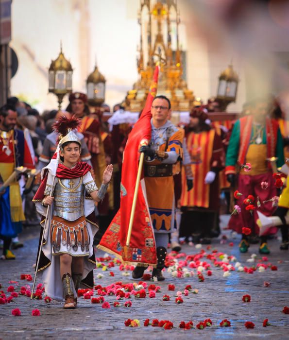 La procesión de la reliquia es uno de los actos que más agradan a los alcoyanos en el día dedicado al patrón San Jorge.