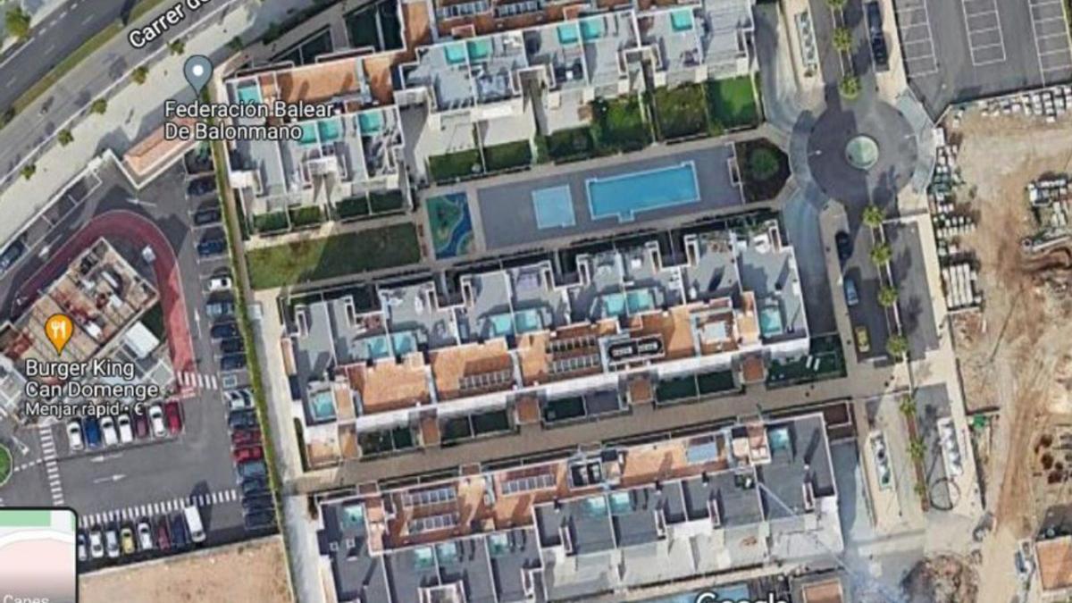 Vista aérea de las piscinas en Can Domenge, frente al Palma Arena.
