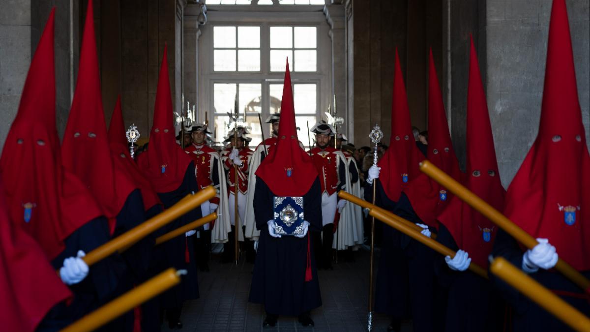 Vista de un momento de la procesión del Santísimo Cristo de los Alabarderos este viernes, en Madrid.
