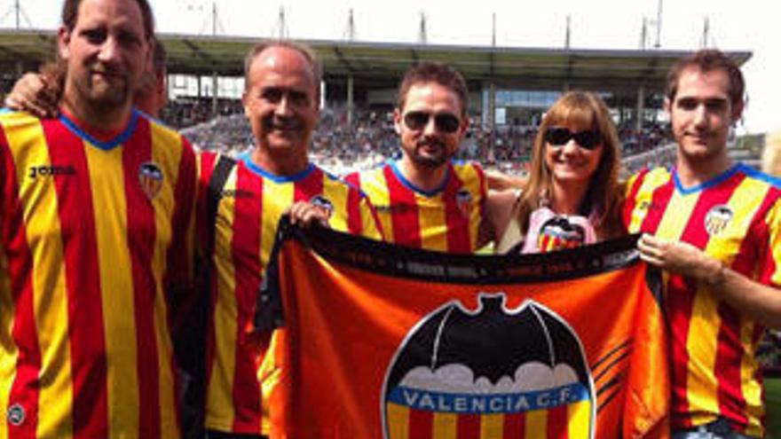 Sonia Cercek, pasajera del vuelo 4U9525, era una gran aficionada del Valencia CF como muestra posando con la bandera.