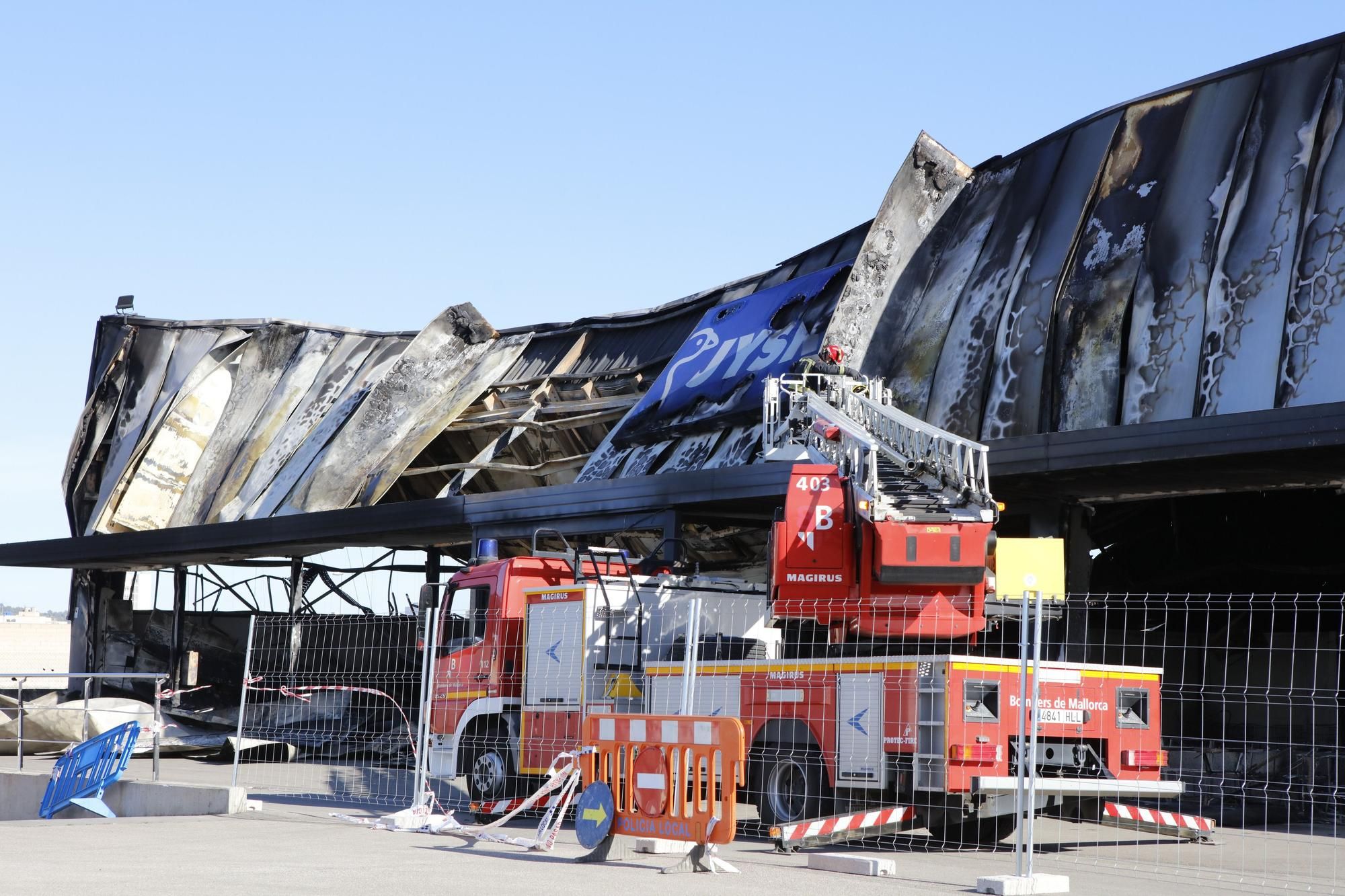 Los daños por el incendio del Jysk de Manacor se extienden a los comercios vecinos