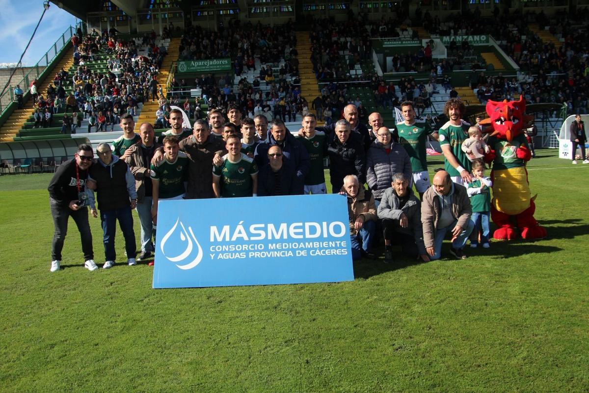 Los jugadores del Cacereño posan con usuarios de Placeat.