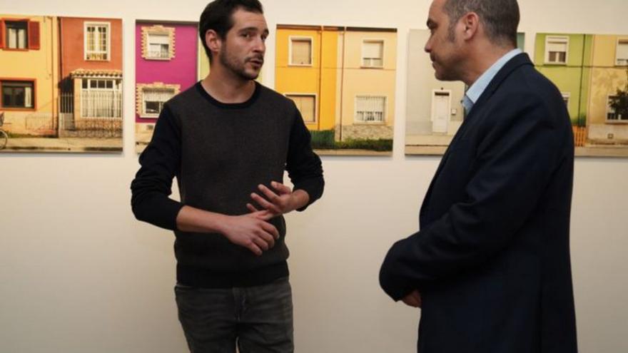 El  artista Jorge Isla junto al diputado Carlos Sampériz.  | DPH