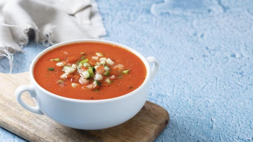 Este es el mejor gazpacho envasado del verano, según la OCU (y hay opciones buenas por menos de 2 euros)