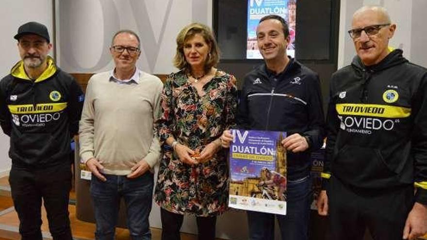 Por la izquierda, Iván Marcos, Ángel Fernández, Concepción Méndez, Jorge García y Jesús Valles, en la presentación del Duatlón &quot;Ciudad de Oviedo&quot;.