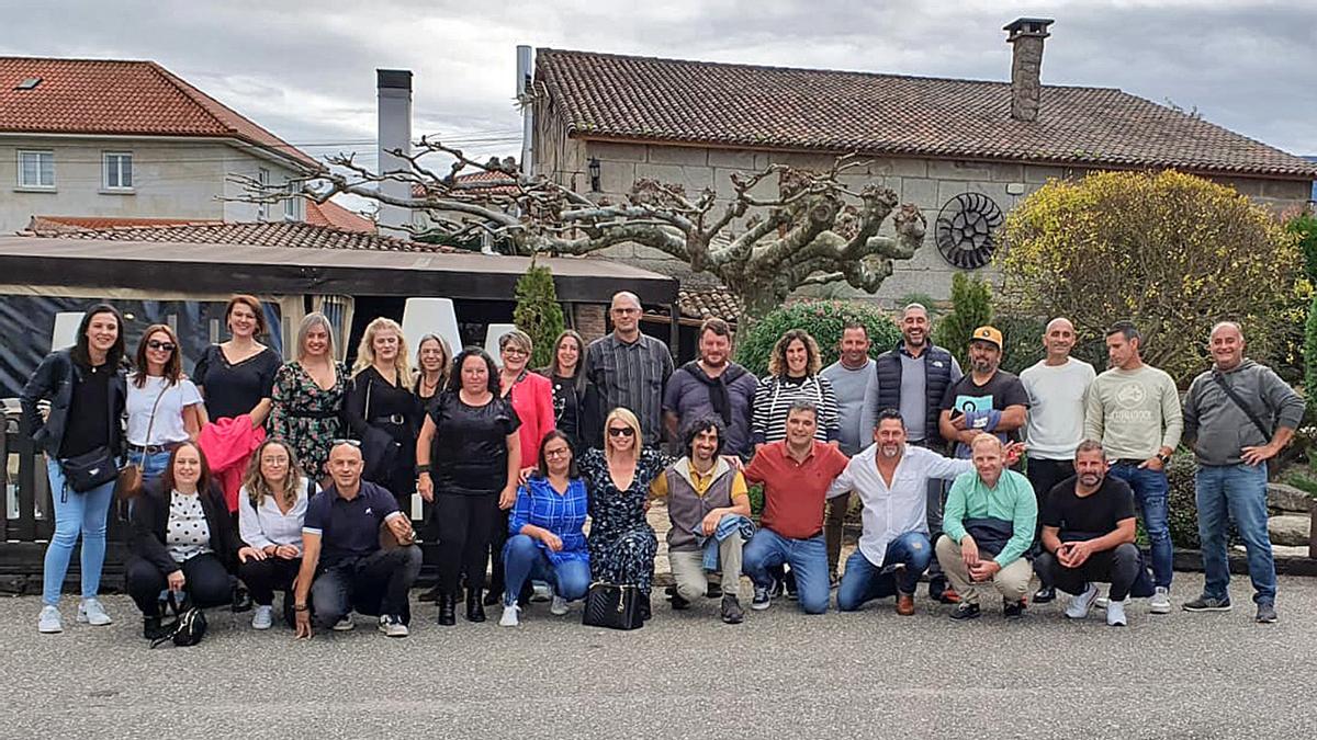 De pie, de izda. a dcha., Leni, Andrea, Van, Patri, Rene, Inés, Rosi, Cris, Ana, Rober, Mon, Débora, Ceferino, Miguel, Jaime y Santi. Abajo, Tamara, Mónica, Nacho, Vanesa, Lorena, Rolando, Víctor, Julio, Martín e Iván. Ante O Muíño de Sabarís.