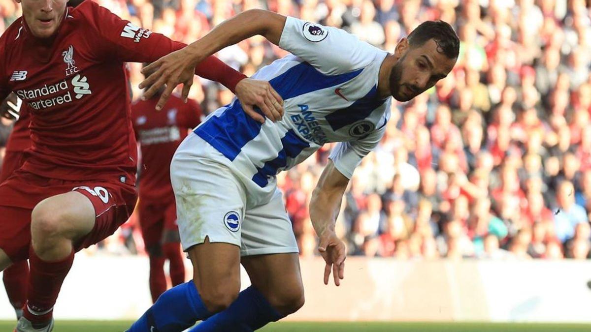 Montoya luchando por un balón con la camiseta del Brighton