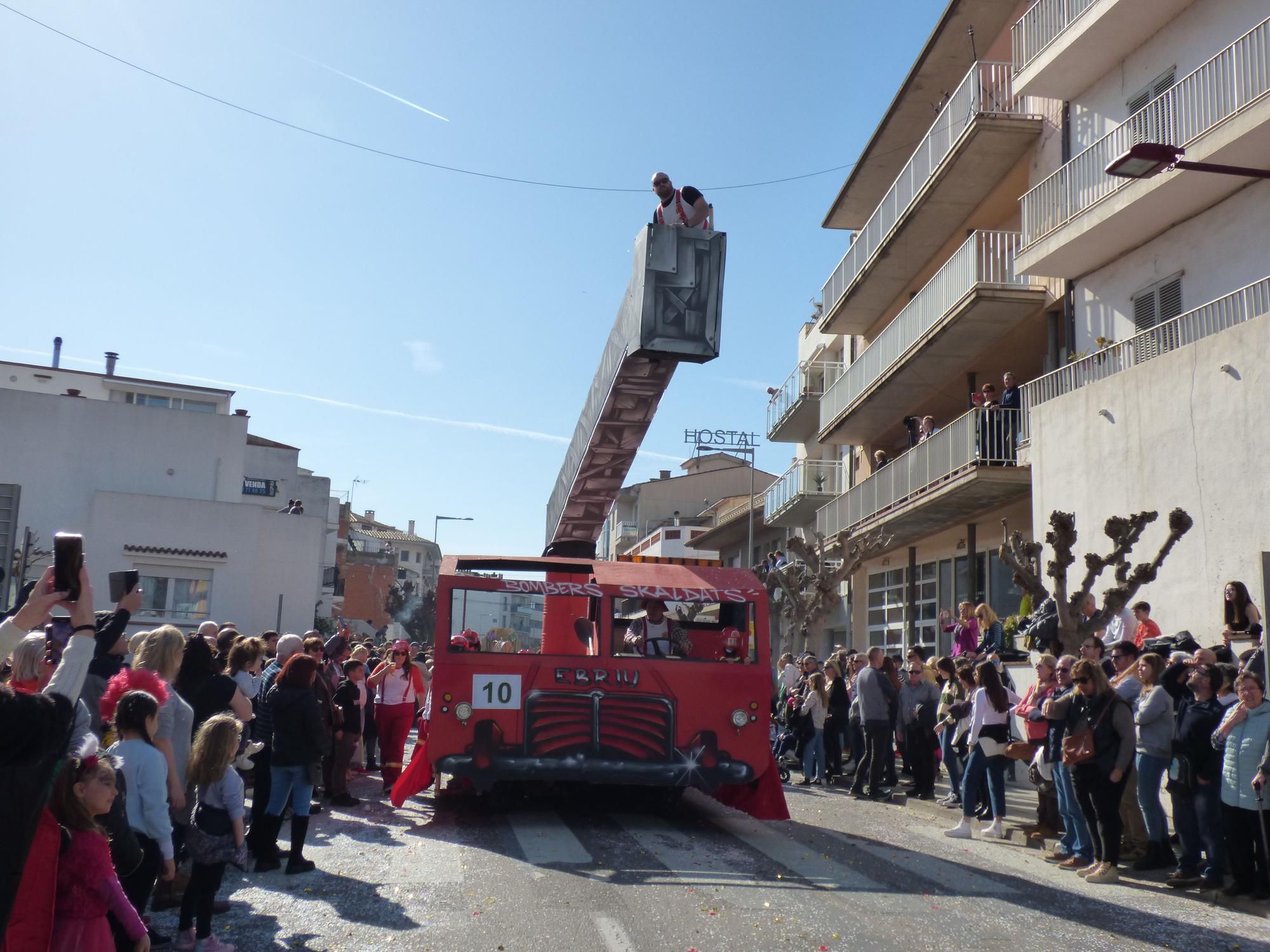 L'Escala vibra amb una rua de carnaval carregada d'imaginació