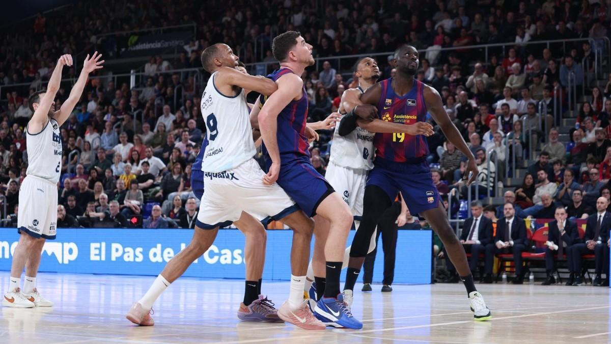 Los jugadores de Barça y Baxi Manresa luchan por un rebote