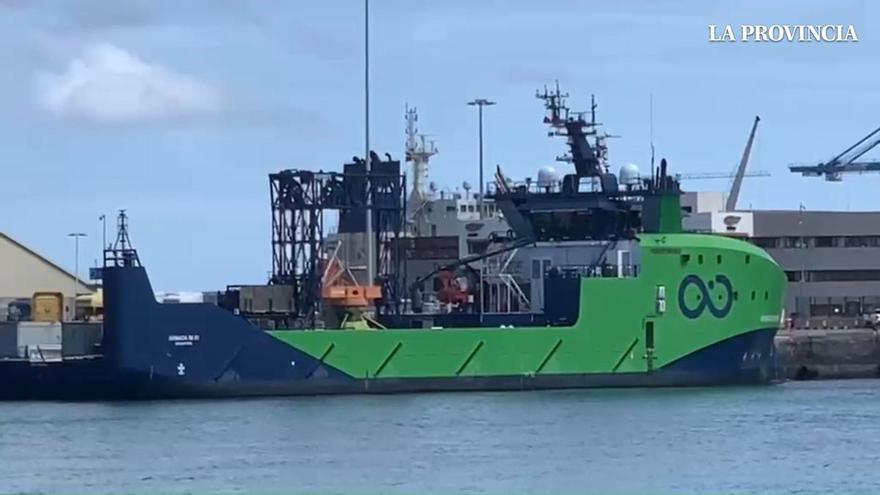 El barco 'Armada 86 01', que puede ser tripulado desde tierra firme, atraca en el Puerto de Las Palmas