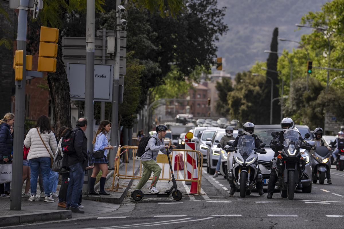 El carril bici, cuando estaba en construcción, en el cruce de la Via Augusta con Mitre. Uno de los puntos más delicados de la arteria