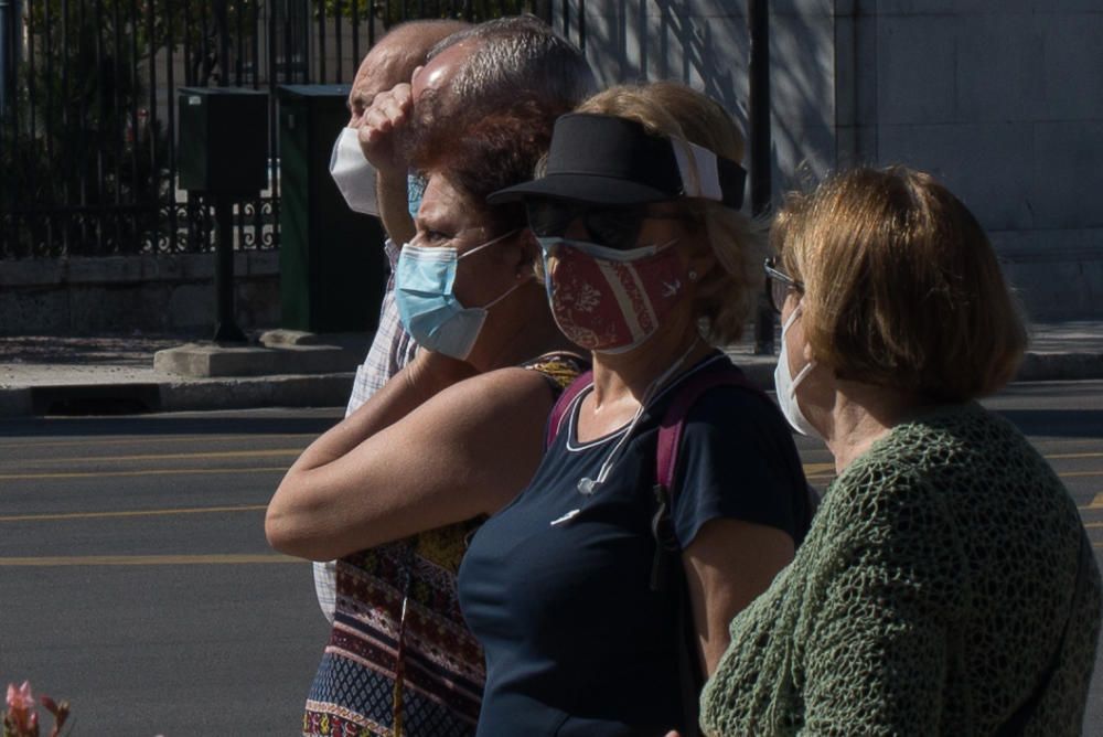 Otra jornada calurosa, prácticamente veraniega, en Málaga capital, donde chiringuitos y terrazas van recobrando su actividad paulatinamente a la espera de que la ciudad entre por fin en la fase 2 de la desescalada hacia la nueva normalidad.