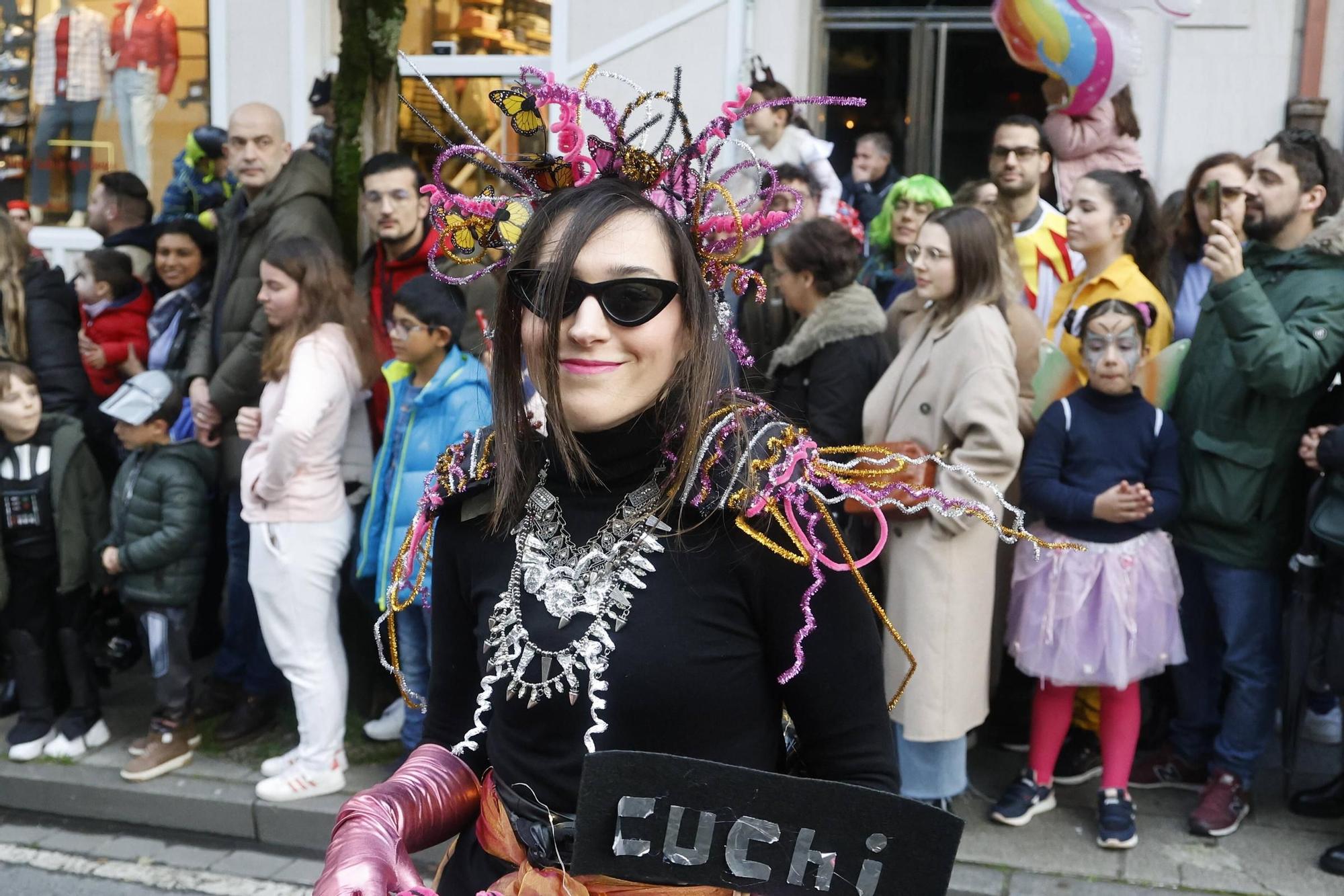 Santiago disfruta del tradicional desfile de martes de Entroido