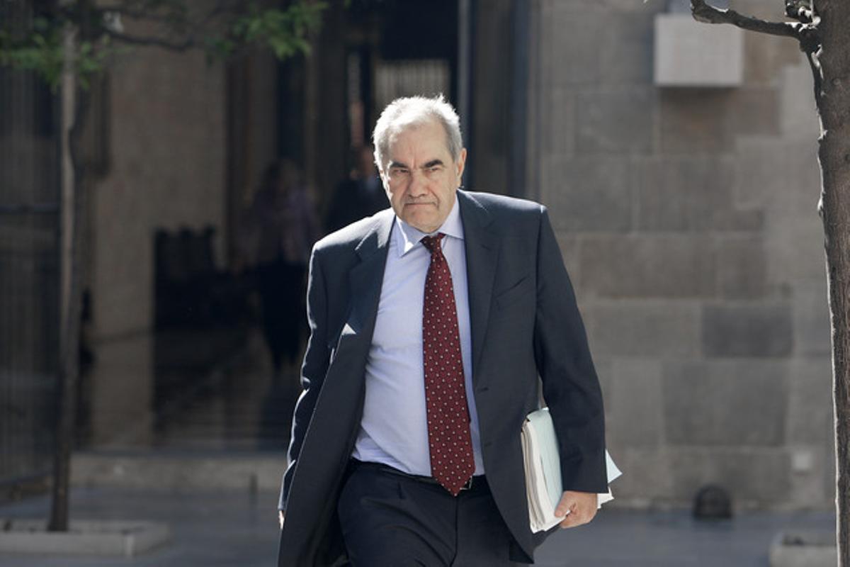 Ernest Maragall arriba al Palau de la Generalitat.