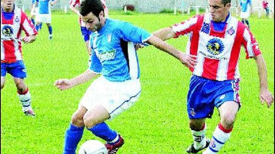 Una jugada del partido entre el Santiago de Aller y el Real Titánico de Laviana.