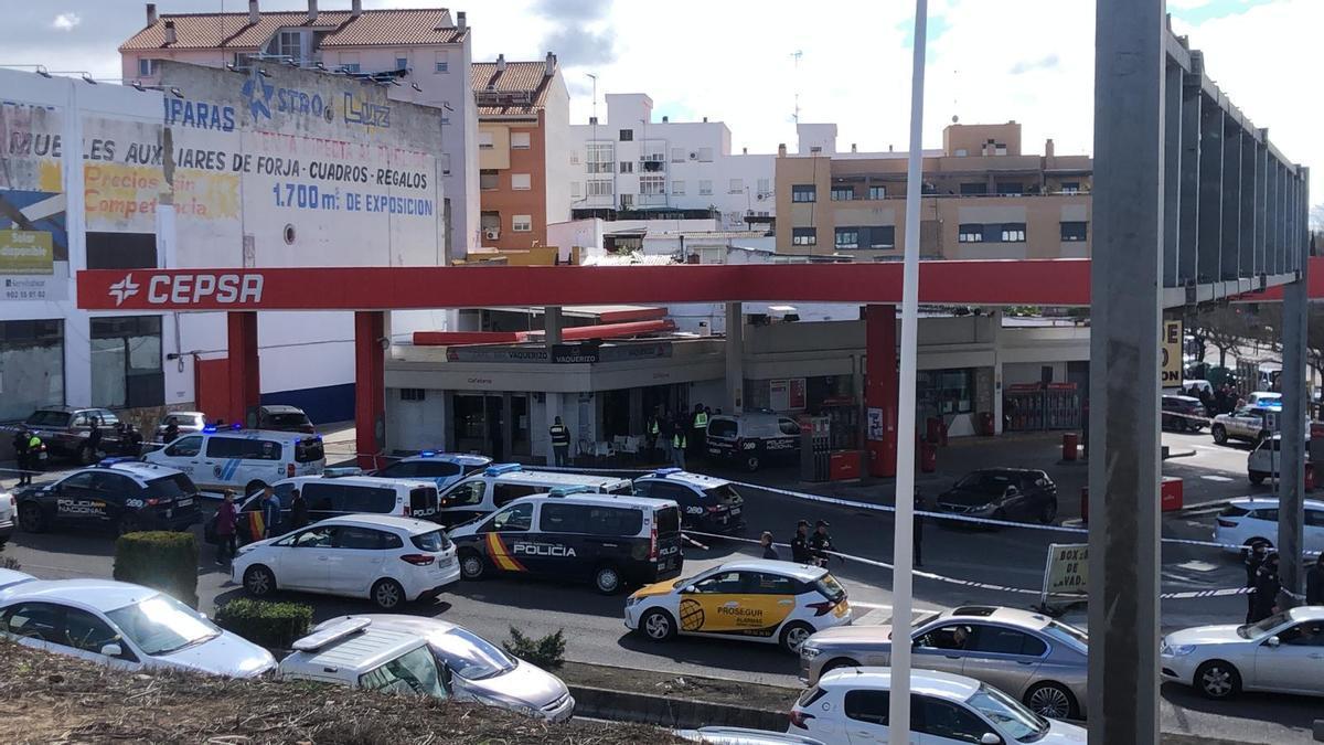 Policías y ambulancias en la estación de servicio Cepsa, en estos momentos