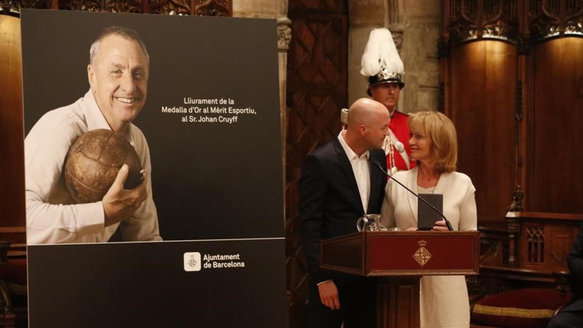 La mujer de Cruyff (Diana) y su hijo (Jordi) en la entrega de la Medalla de Oro al mérito deportivo a título póstumo