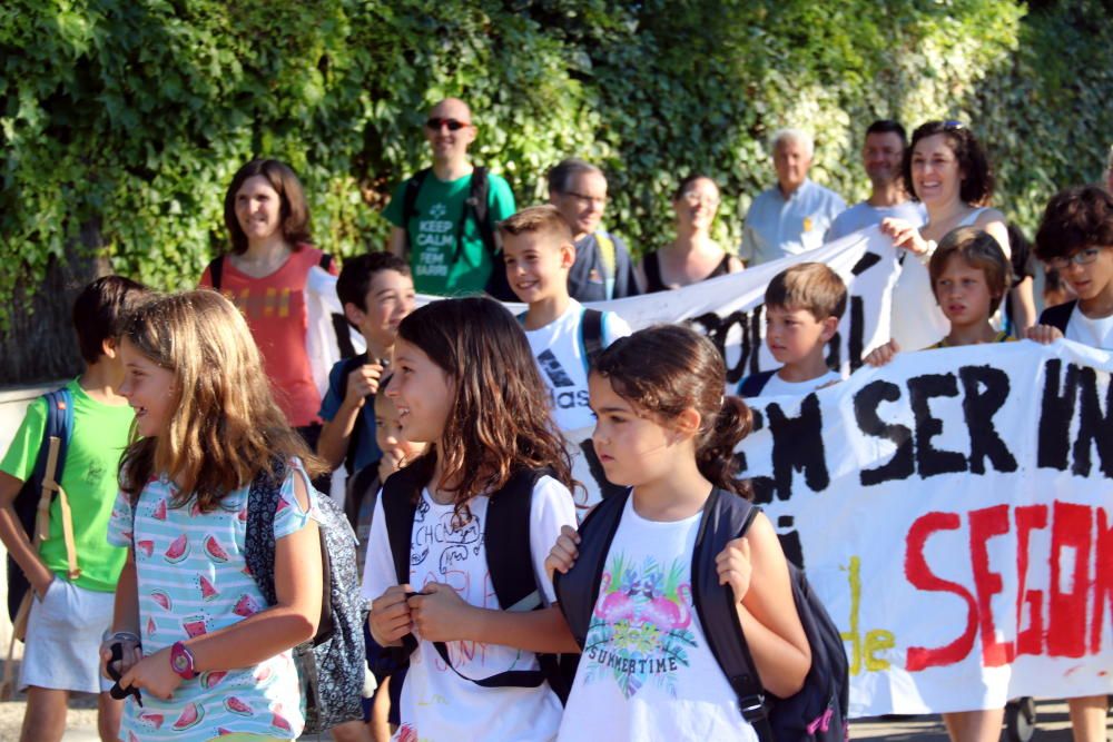 Marxa lenta a Montjuïc per reclamar millores en el transport escolar