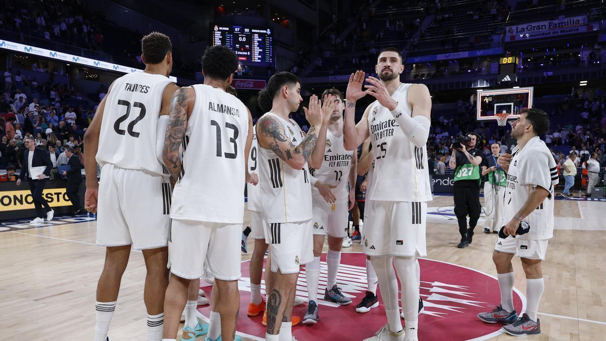 Los jugadores del Real Madrid se saludan tras su último partido en casa de Liga Endesa.