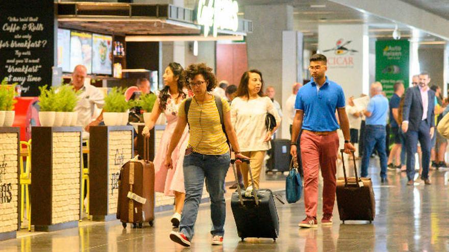 Varios pasajeros en la zona de llegadas del aeropuerto de Gran Canaria.