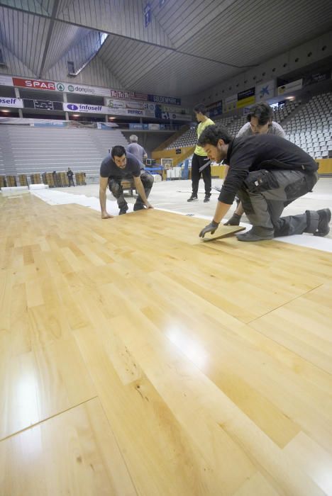 Col·locació del nou parquet del pavelló de Fontajau