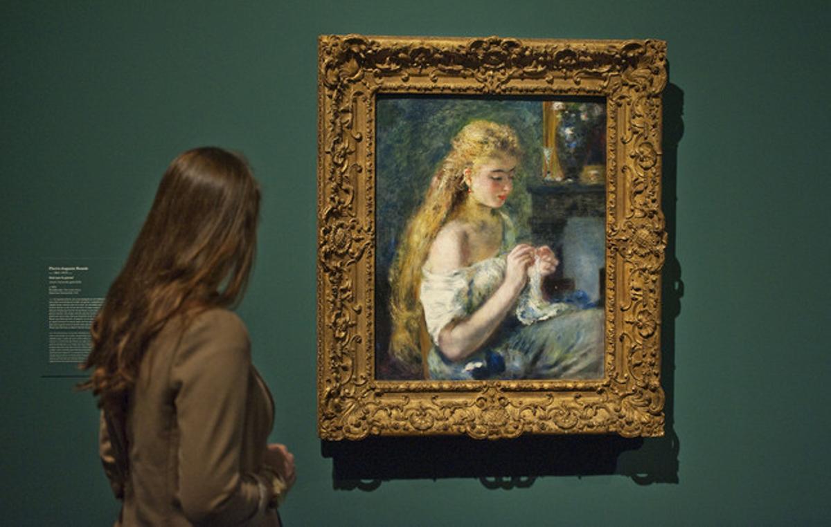 Una dona, davant el quadro ’Noia fent ganxet’, de Renoir. Una dona, davant el quadro ’Noia fent ganxet’, de Renoir.