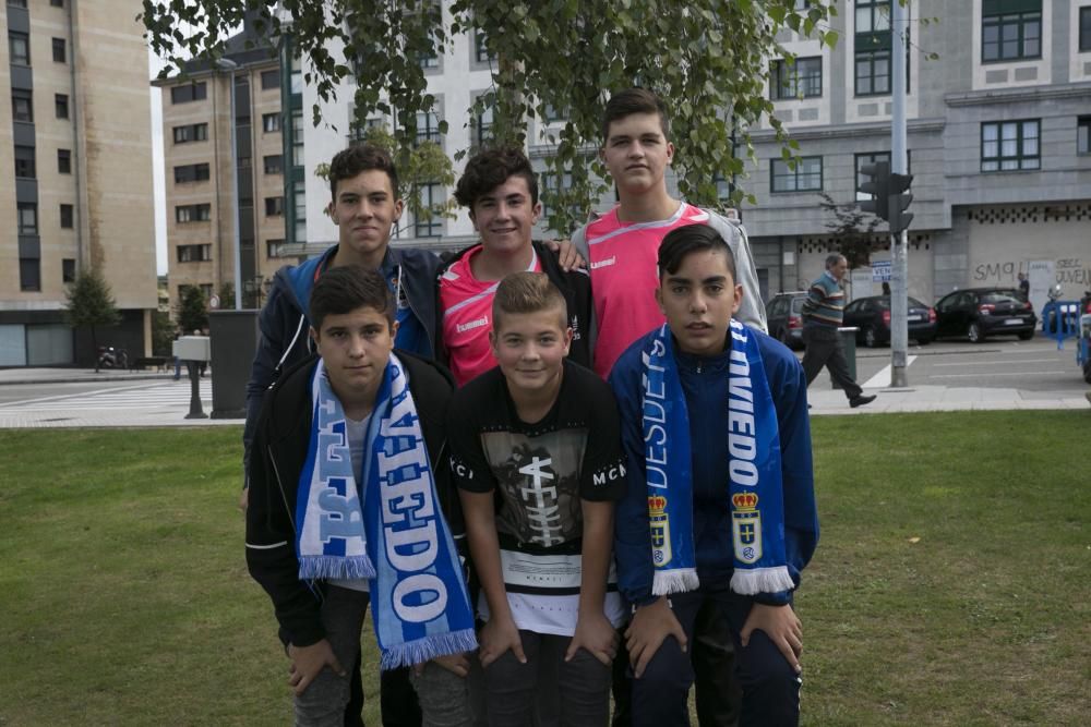 La afición azul apoya al Real Oviedo en el Tartiere