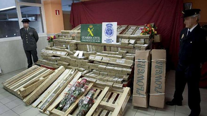 Parte del alijo de cocaína intervenido entre toneladas de flores en el aeropuerto de Foronda, en Vitoria. / efe