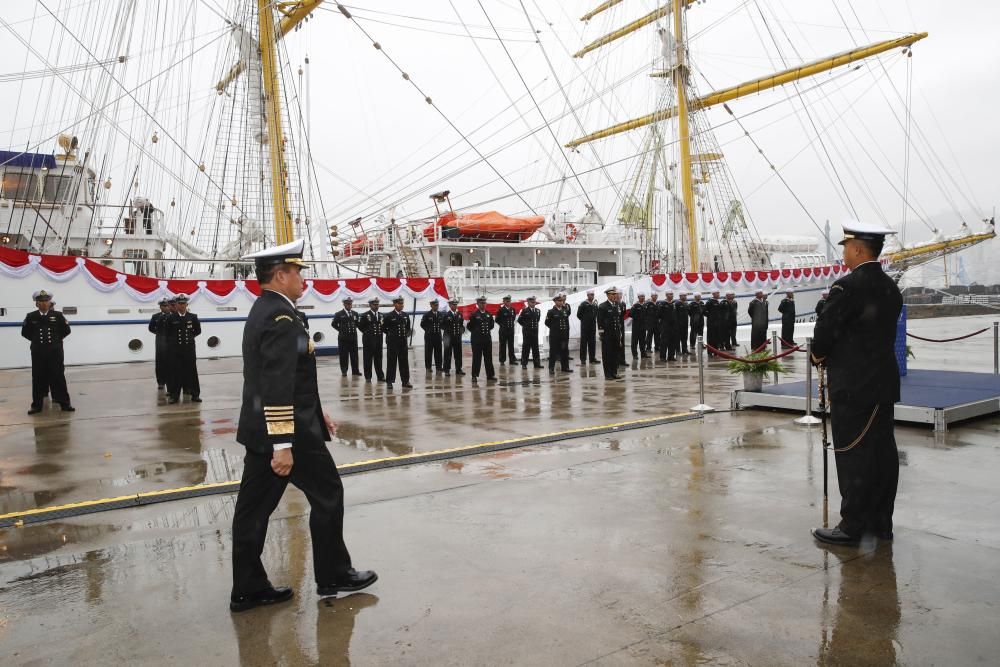 Acto de entrega del Bima Suci a la Armada de Indon