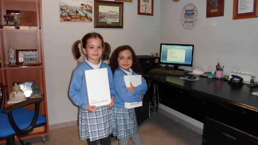 Aida Álvarez y Ángela Benfekrane, con sus premios.