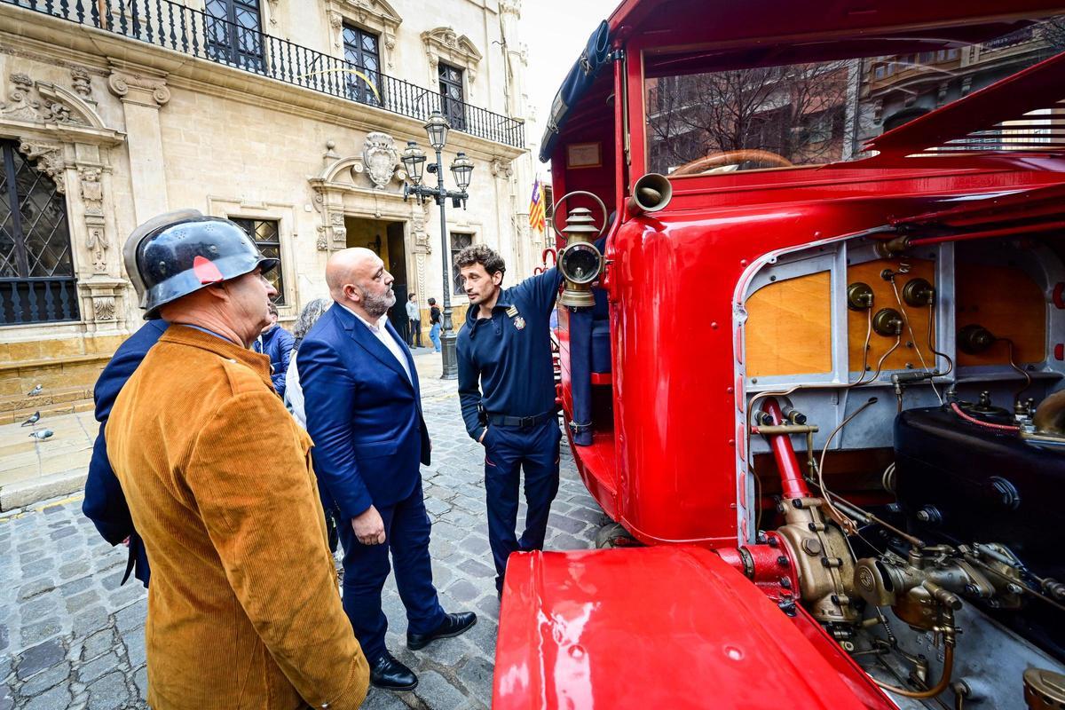 Presentan el primer vehículo de los Bomberos que circuló por Palma tras someterse a una restauración Presentan el primer vehículo de los Bomberos que circuló por Palma tras someterse a una restauración