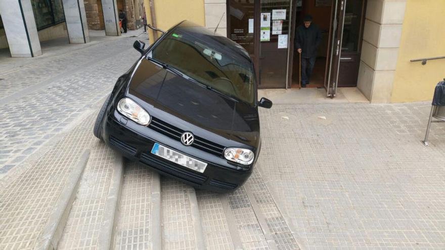 El cotxe ha acabat xocant amb la façana de la biblioteca i s&#039;ha quedat enmig de les escales