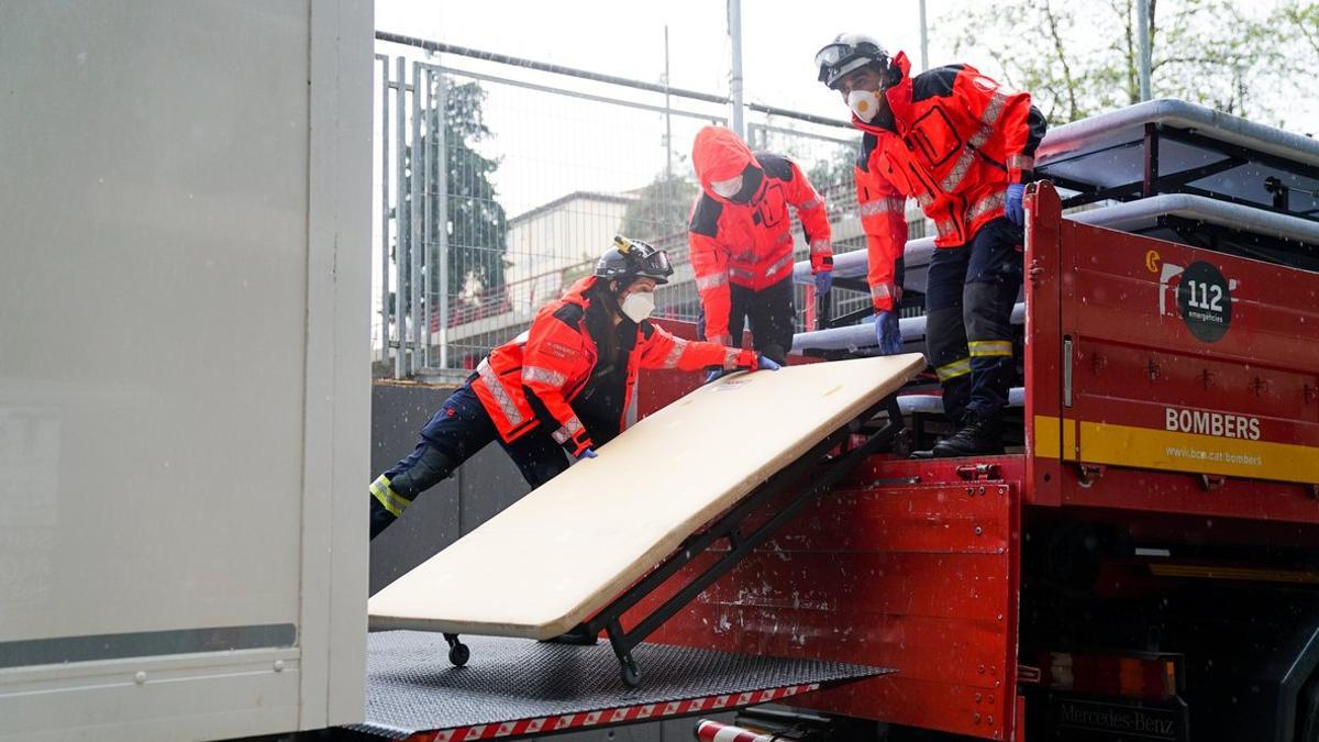 Muere al caer desde la ventana de un edificio en llamas en Barcelona