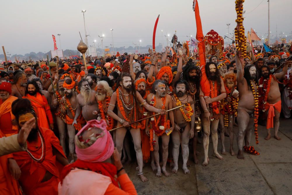 Arrenca el festival hindú que se celebra cada tres anys a la vora del riu Ganges.