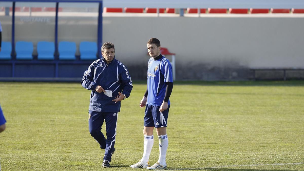 Nayim dialoga con Gabi durante un entrenamiento del Zaragoza en la temporada 2009-2010.