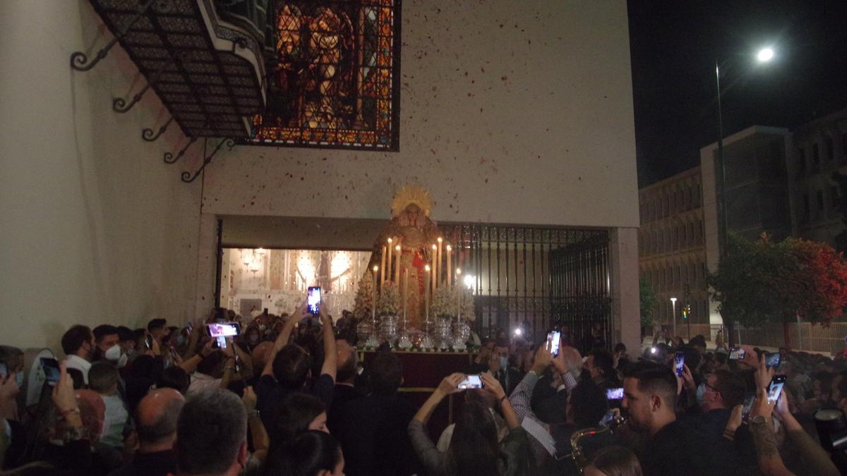 Traslado de la Virgen de la Esperanza antes de la Magna.