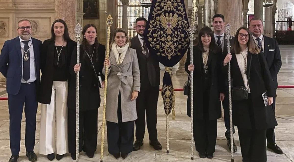 Hermana mayor del Rescatado, junto a distintos miembros de su Junta de Gobierno, también mujeres. | CÓRDOBA