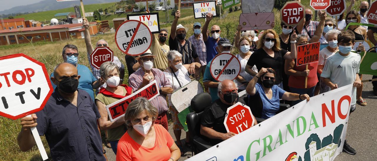 Una protesta vecinal contra la ITV en Granda.