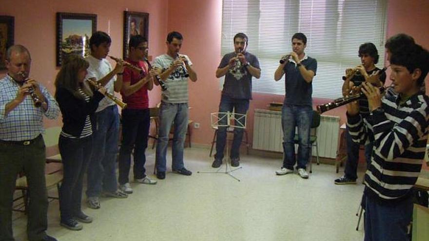 Jóvenes y mayores en las clases de dulzaina impartidas en Trabazos.