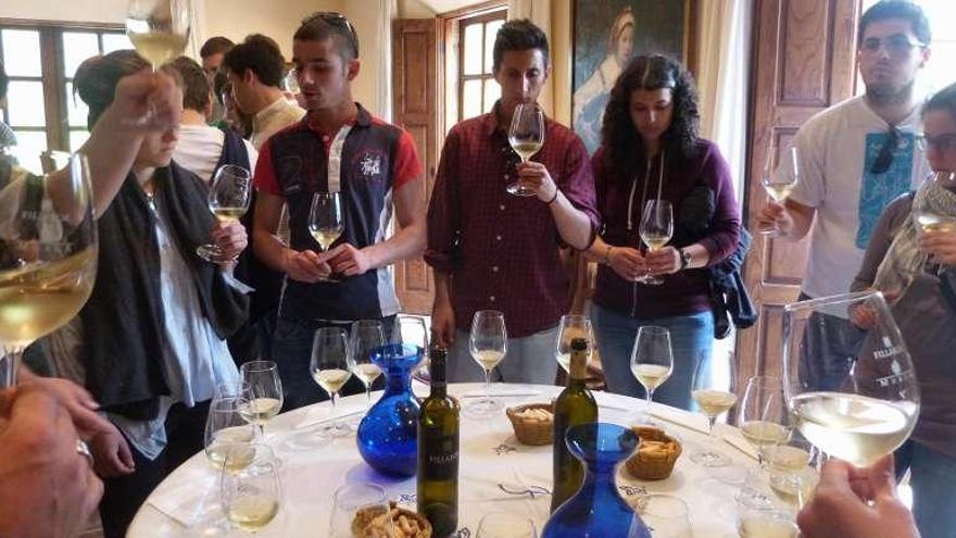 Los estudiantes del centro vasco de formación gastronómica, en la visita a una bodega. // FdV