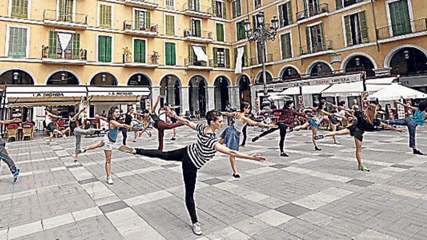 Bailan en la Plaza Mayor